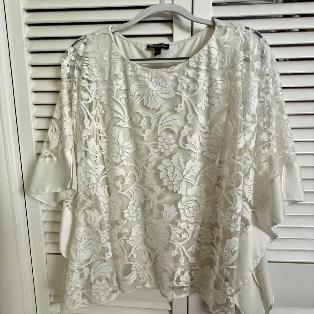 Prelude Kimono-Style Lace Top | GORGEOUS ON | Size L